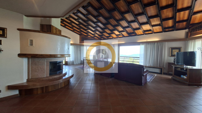 A pochi minuti da Possano e dal Centro di Asolo, proponiamo in vendita una villa esclusiva di cir...