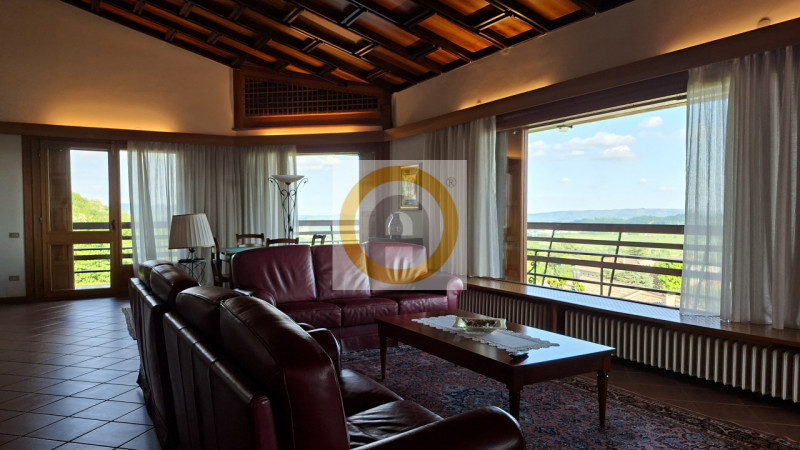 A pochi minuti da Possano e dal Centro di Asolo, proponiamo in vendita una villa esclusiva di cir...