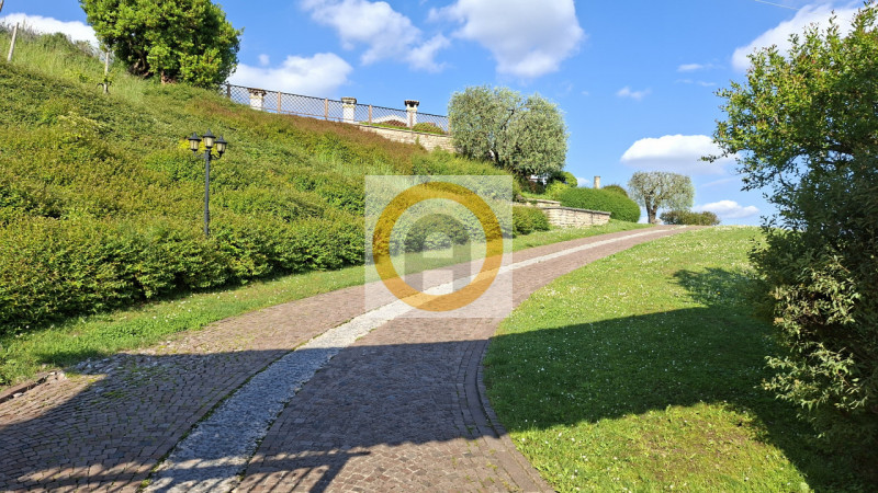 A pochi minuti dallo storico borgo di Asolo e da Possagno, immersa in uno scenario naturale di ra...