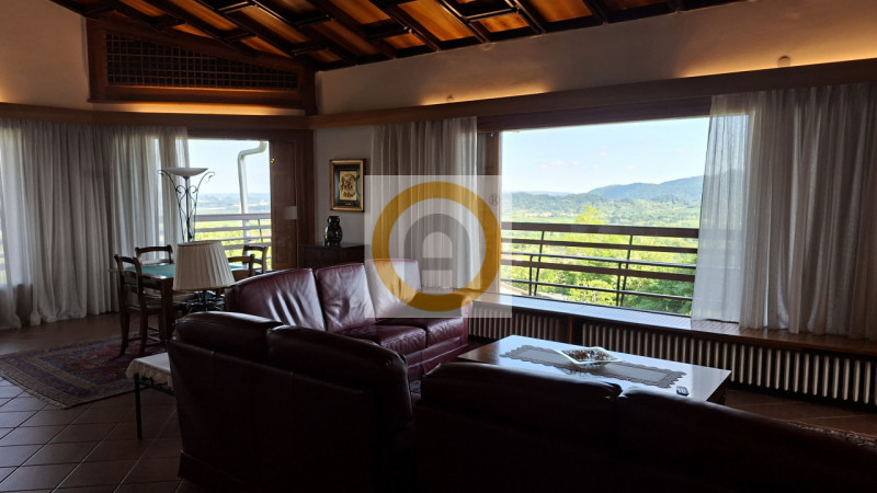 A pochi minuti da Possano e dal Centro di Asolo, proponiamo in vendita una villa esclusiva di cir...