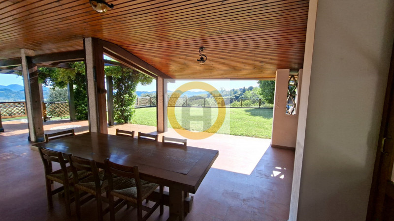 A pochi minuti da Possano e dal Centro di Asolo, proponiamo in vendita una villa esclusiva di cir...