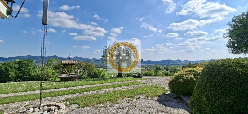 A pochi minuti dallo storico borgo di Asolo e da Possagno, immersa in uno scenario naturale di ra...