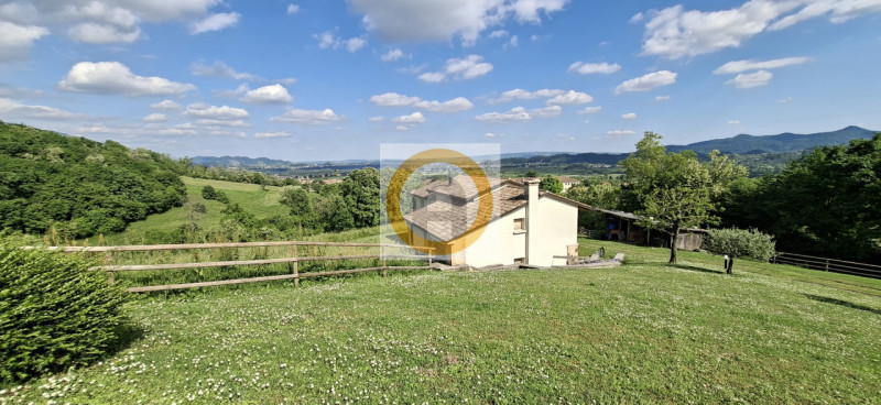 A pochi minuti da Possano e dal Centro di Asolo, proponiamo in vendita una villa esclusiva di cir...