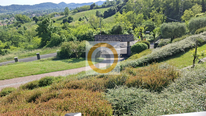 A pochi minuti da Possano e dal Centro di Asolo, proponiamo in vendita una villa esclusiva di cir...