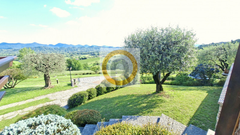 A pochi minuti da Possano e dal Centro di Asolo, proponiamo in vendita una villa esclusiva di cir...