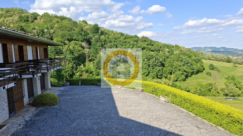 A pochi minuti da Possano e dal Centro di Asolo, proponiamo in vendita una villa esclusiva di cir...