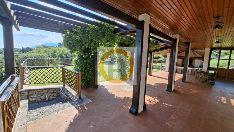 A pochi minuti da Possano e dal Centro di Asolo, proponiamo in vendita una villa esclusiva di cir...