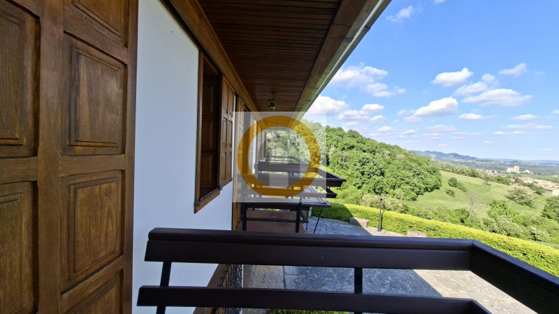 A pochi minuti da Possano e dal Centro di Asolo, proponiamo in vendita una villa esclusiva di cir...