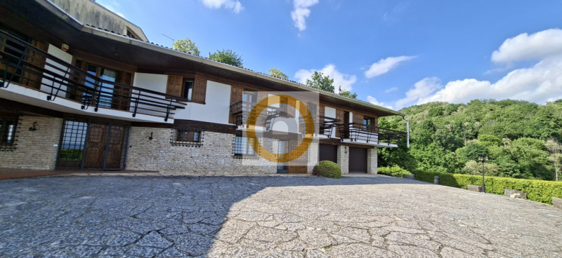 A pochi minuti da Possano e dal Centro di Asolo, proponiamo in vendita una villa esclusiva di cir...