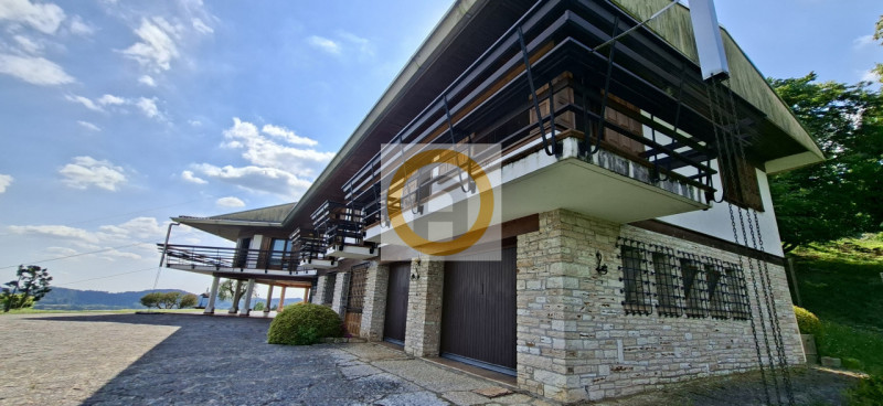 A pochi minuti da Possano e dal Centro di Asolo, proponiamo in vendita una villa esclusiva di cir...