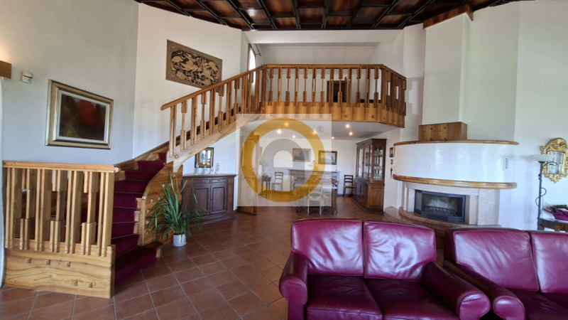 A pochi minuti da Possano e dal Centro di Asolo, proponiamo in vendita una villa esclusiva di cir...