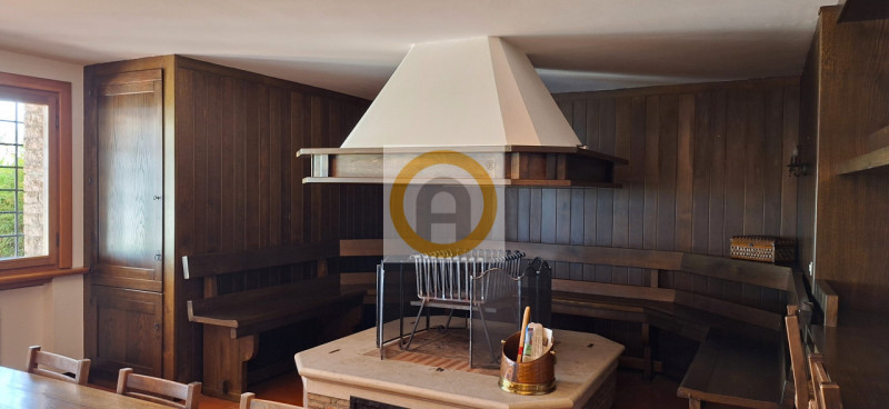 A pochi minuti da Possano e dal Centro di Asolo, proponiamo in vendita una villa esclusiva di cir...