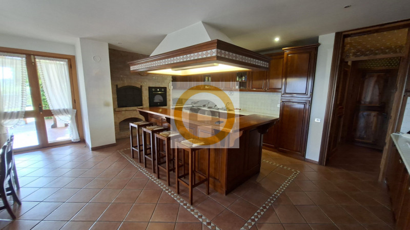 A pochi minuti da Possano e dal Centro di Asolo, proponiamo in vendita una villa esclusiva di cir...