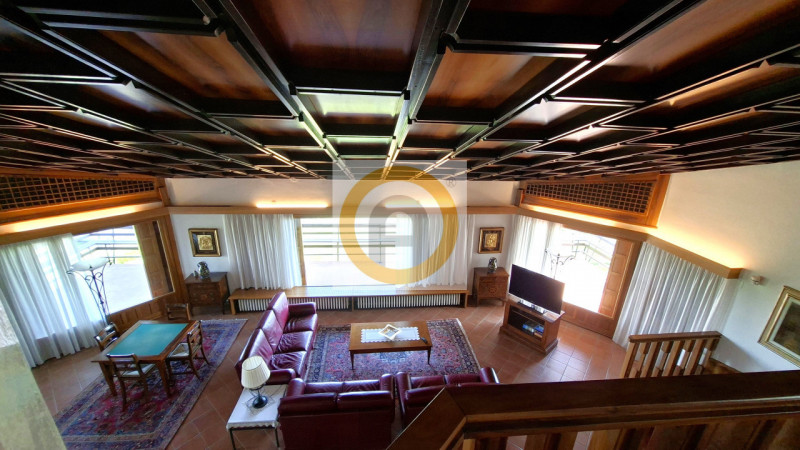 A pochi minuti da Possano e dal Centro di Asolo, proponiamo in vendita una villa esclusiva di cir...