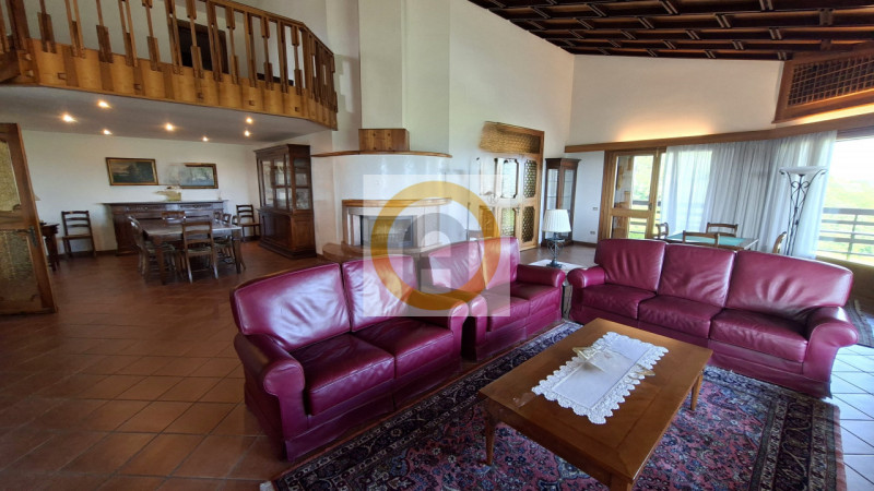 A pochi minuti da Possano e dal Centro di Asolo, proponiamo in vendita una villa esclusiva di cir...