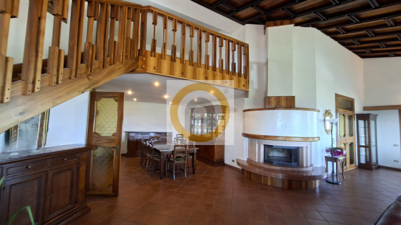 A pochi minuti da Possano e dal Centro di Asolo, proponiamo in vendita una villa esclusiva di cir...