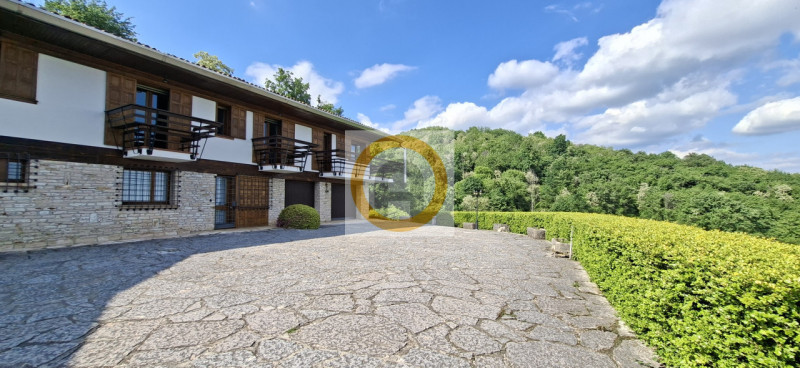 A pochi minuti da Possano e dal Centro di Asolo, proponiamo in vendita una villa esclusiva di cir...