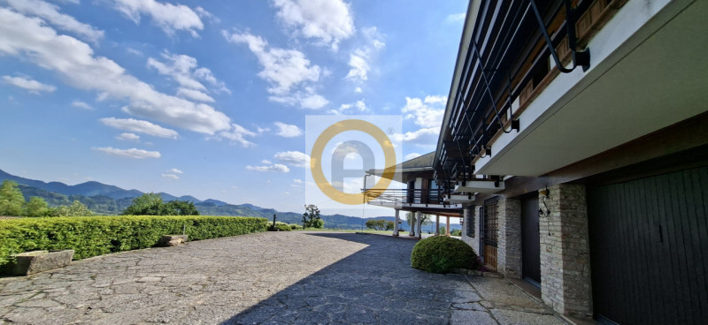 A pochi minuti da Possano e dal Centro di Asolo, proponiamo in vendita una villa esclusiva di cir...