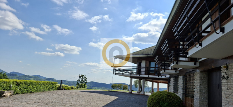 A pochi minuti da Possano e dal Centro di Asolo, proponiamo in vendita una villa esclusiva di cir...