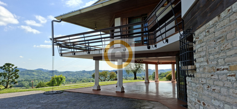 A pochi minuti da Possano e dal Centro di Asolo, proponiamo in vendita una villa esclusiva di cir...