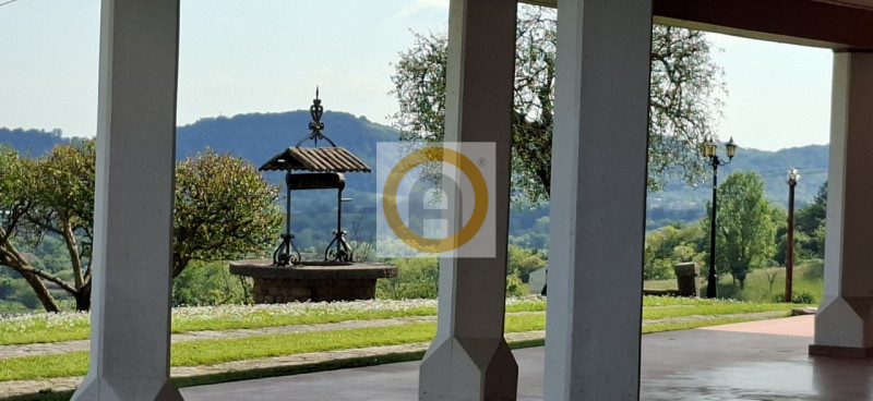 A pochi minuti da Possano e dal Centro di Asolo, proponiamo in vendita una villa esclusiva di cir...