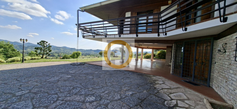 A pochi minuti da Possano e dal Centro di Asolo, proponiamo in vendita una villa esclusiva di cir...