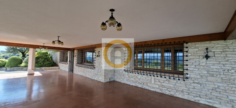 A pochi minuti da Possano e dal Centro di Asolo, proponiamo in vendita una villa esclusiva di cir...