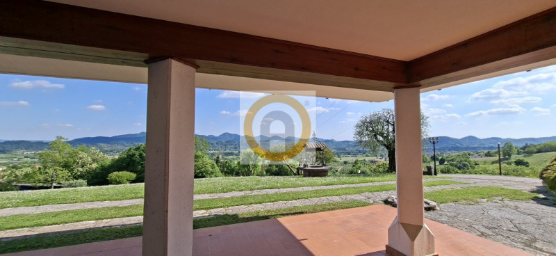 A pochi minuti da Possano e dal Centro di Asolo, proponiamo in vendita una villa esclusiva di cir...