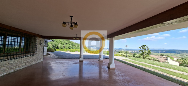 A pochi minuti da Possano e dal Centro di Asolo, proponiamo in vendita una villa esclusiva di cir...