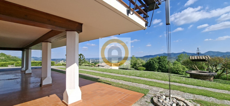 A pochi minuti da Possano e dal Centro di Asolo, proponiamo in vendita una villa esclusiva di cir...