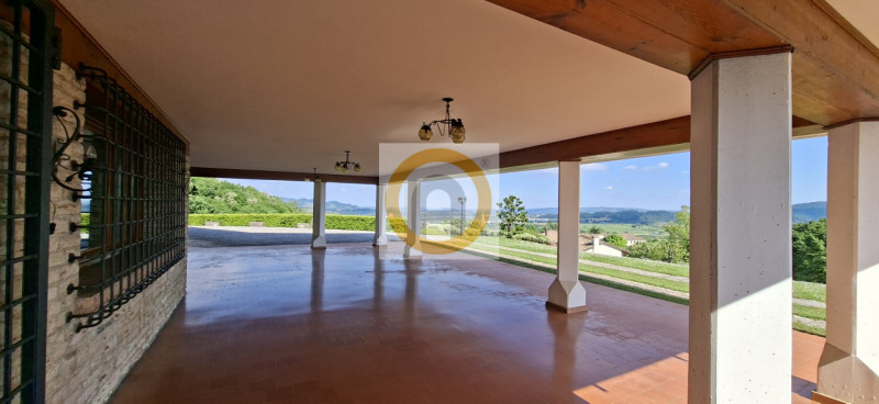 A pochi minuti da Possano e dal Centro di Asolo, proponiamo in vendita una villa esclusiva di cir...