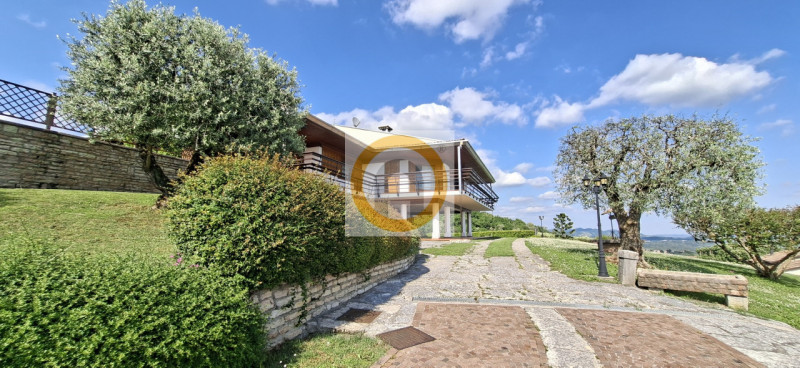 A pochi minuti da Possano e dal Centro di Asolo, proponiamo in vendita una villa esclusiva di cir...