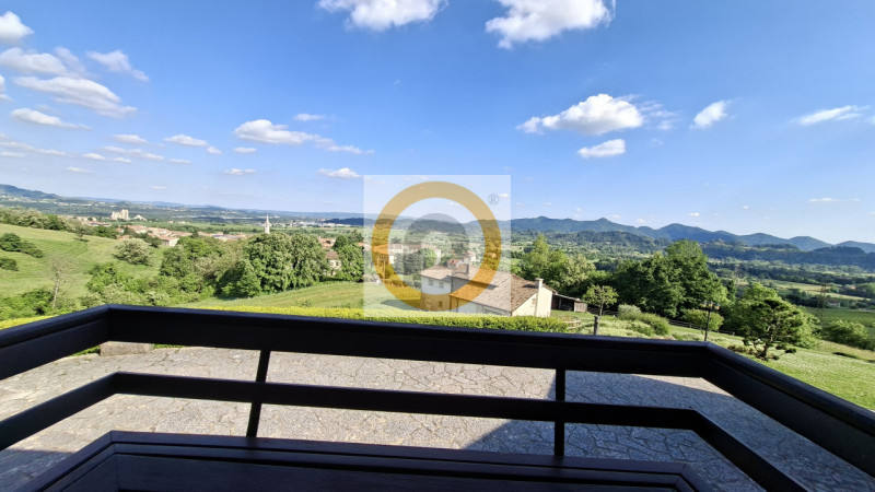 A pochi minuti da Possano e dal Centro di Asolo, proponiamo in vendita una villa esclusiva di cir...