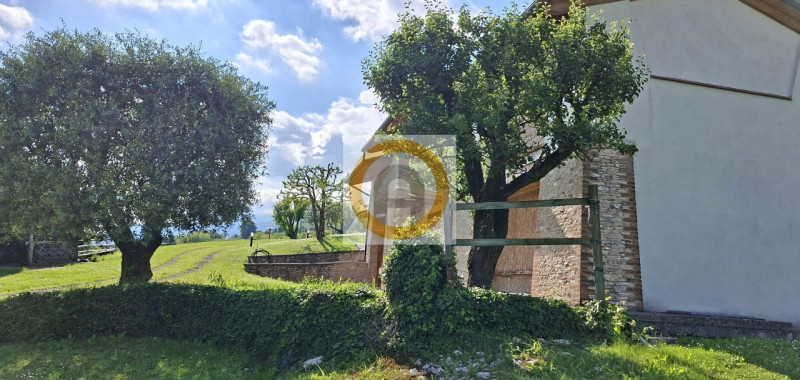 A pochi minuti da Possano e dal Centro di Asolo, proponiamo in vendita una villa esclusiva di cir...