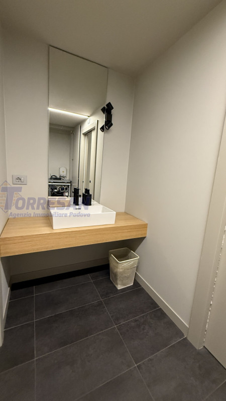 UFFICIO DI PREGIO IN VILLA STORICA – PADOVA, VICINANZE TRIBUNALE E FIERA


All’interno di una’ pr...