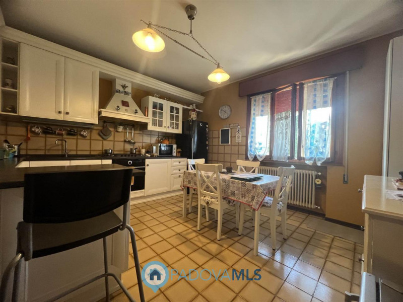 Immobile in esclusiva al Gruppo Padova MLS.
In prossimita' del centro del paese, ti proponiamo ap...