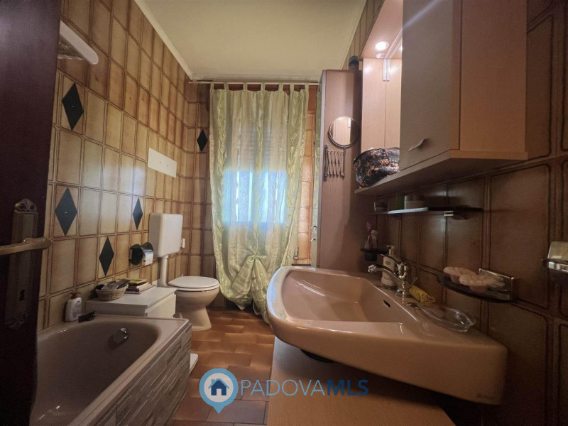 Immobile in esclusiva al Gruppo Padova MLS.
In prossimita' del centro del paese, ti proponiamo ap...