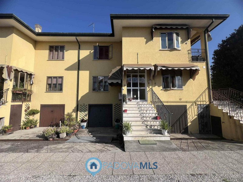 Immobile in esclusiva al Gruppo Padova MLS.
In prossimita' del centro del paese, ti proponiamo ap...