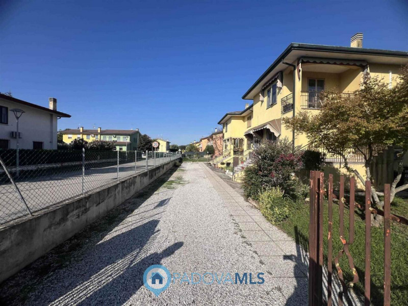 Immobile in esclusiva al Gruppo Padova MLS.
In prossimita' del centro del paese, ti proponiamo ap...