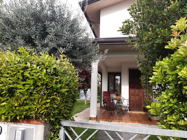 CAZZAGO di Pianiga vendesi bella Bifamiliare con giardino privato e ingresso indipendente. 
Svilu...