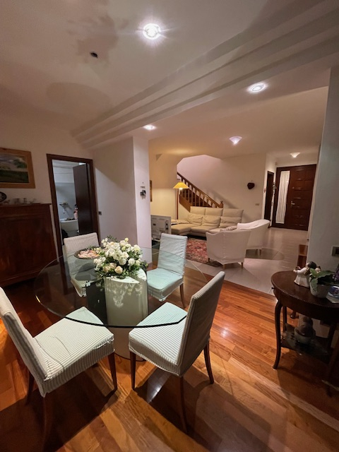 CAZZAGO di Pianiga vendesi bella Bifamiliare con giardino privato e ingresso indipendente. 
Svilu...