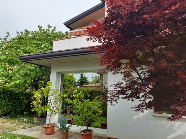 CAZZAGO di Pianiga vendesi bella Bifamiliare con giardino privato e ingresso indipendente. 
Svilu...