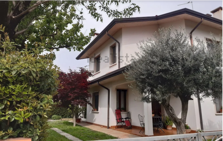 CAZZAGO di Pianiga vendesi bella Bifamiliare con giardino privato e ingresso indipendente. 
Svilu...