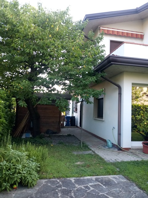 CAZZAGO di Pianiga vendesi bella Bifamiliare con giardino privato e ingresso indipendente. 
Svilu...