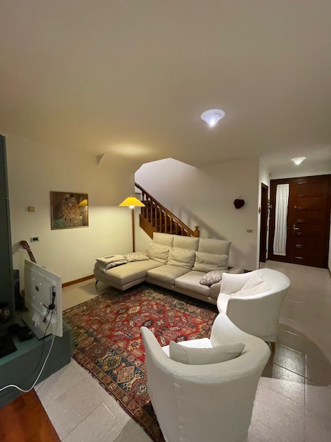 CAZZAGO di Pianiga vendesi bella Bifamiliare con giardino privato e ingresso indipendente. 
Svilu...