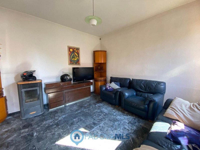 Immobile in esclusiva al Gruppo Padova MLS.
Situata in pieno centro a Camposampiero, comoda a tut...