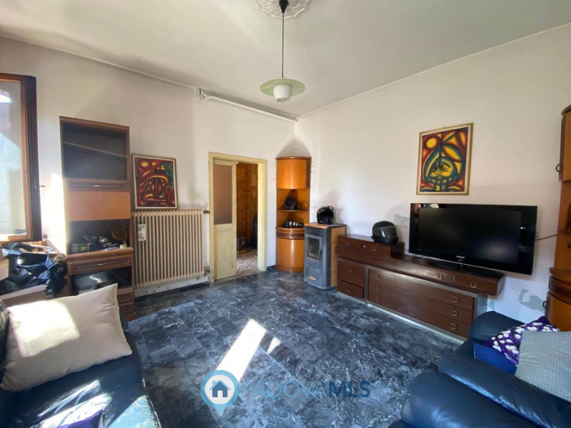 Immobile in esclusiva al Gruppo Padova MLS.
Situata in pieno centro a Camposampiero, comoda a tut...