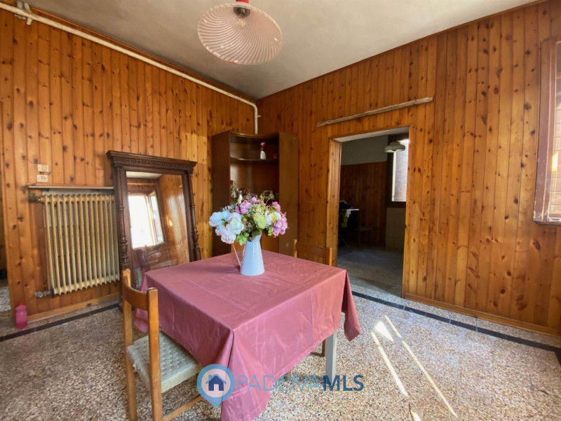 Immobile in esclusiva al Gruppo Padova MLS.
Situata in pieno centro a Camposampiero, comoda a tut...