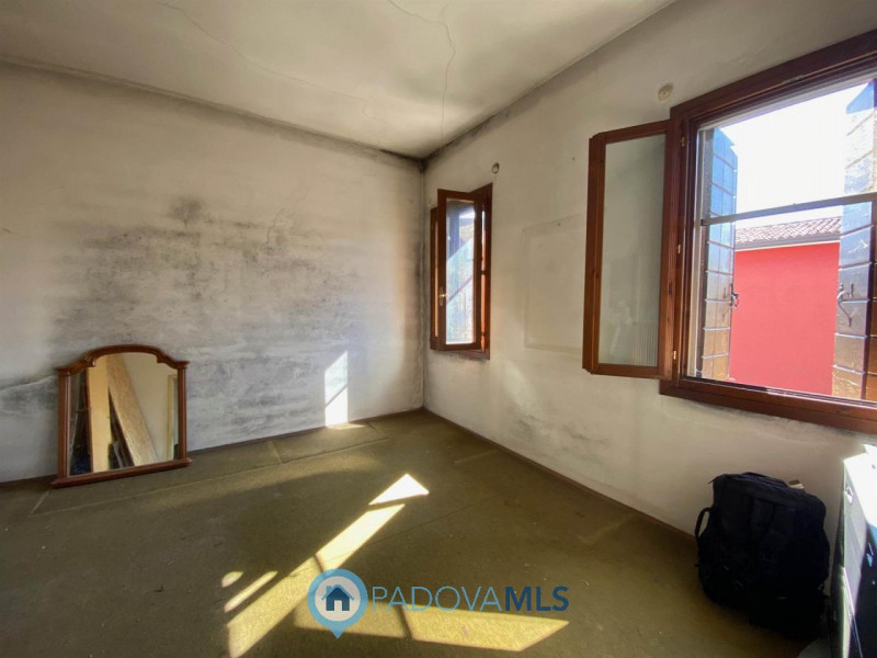 Immobile in esclusiva al Gruppo Padova MLS.
Situata in pieno centro a Camposampiero, comoda a tut...