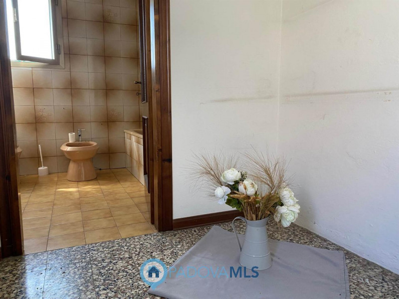 Immobile in esclusiva al Gruppo Padova MLS.
Situata in pieno centro a Camposampiero, comoda a tut...